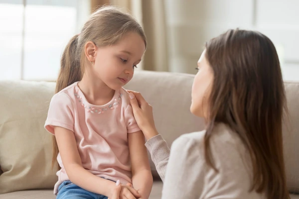 madre hablando con su hija